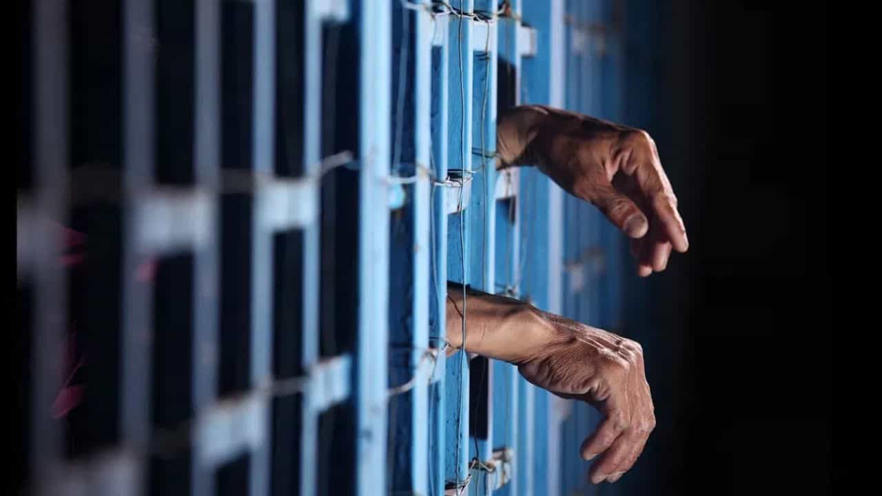 3 மாதங்களாக கத்தார் சிறையில் வாடும் இந்திய அதிகாரி - அப்படி என்ன பண்ணார்? 3 மாதங்களாக கத்தார் சிறையில் வாடும் இந்திய அதிகாரி - அப்படி என்ன பண்ணார்?