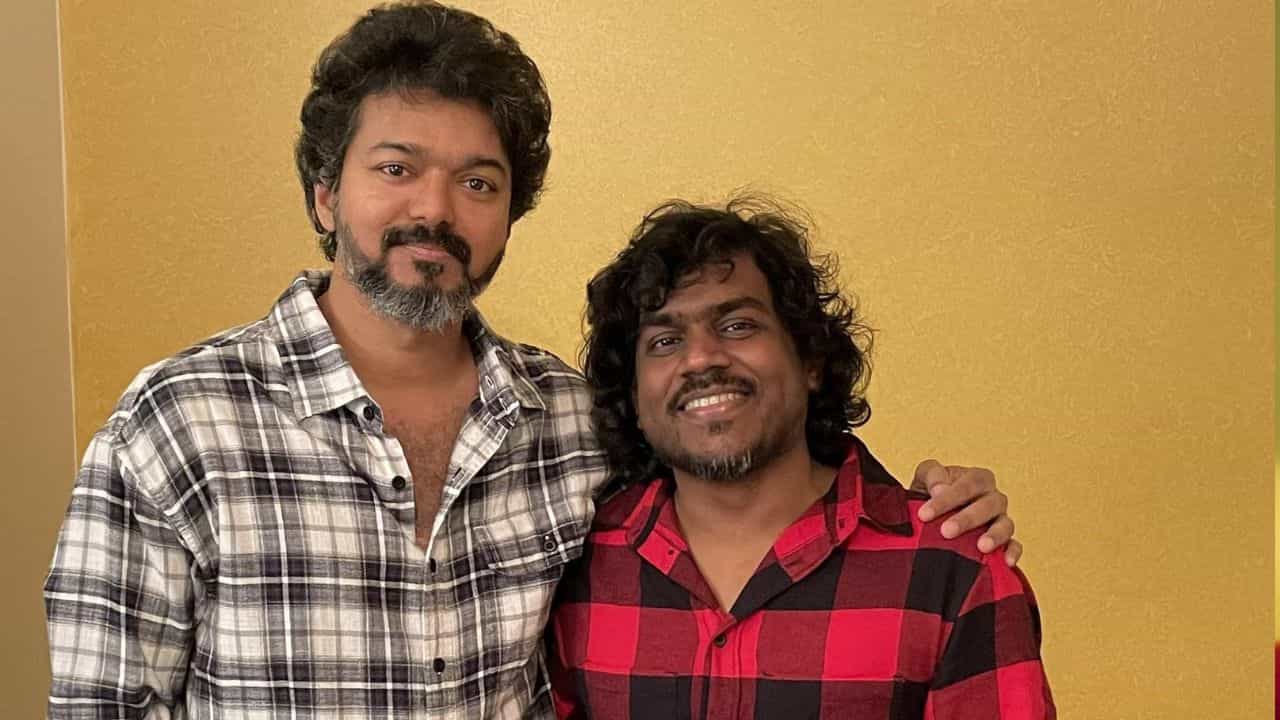 பிரபல ஹீரோவுக்காக யுவன் இசையில் விஜய் பாடிய முதல் பாடல் - என்ன படம் தெரியுமா? பிரபல ஹீரோவுக்காக யுவன் இசையில் விஜய் பாடிய முதல் பாடல் - என்ன படம் தெரியுமா?