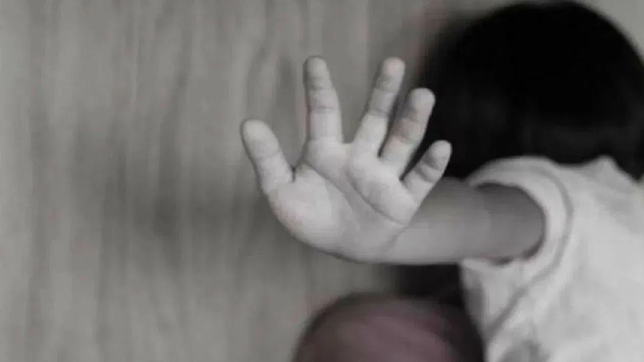 முட்டை எங்கே? – கேள்வி எழுப்பிய மாணவனை துடைப்பத்தால் தாக்கிய சத்துணவு பணியாளர் – அதிர்ச்சி சம்பவம் முட்டை எங்கே? – கேள்வி எழுப்பிய மாணவனை துடைப்பத்தால் தாக்கிய சத்துணவு பணியாளர் – அதிர்ச்சி சம்பவம்