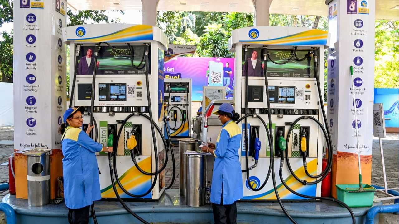 Fuel Price Hike: கலால் வரியை அதிரடியாக அதிகரித்த மத்திய அரசு.. விரைவில் உயரப்போகும் பெட்ரோல், டீசல் விலை..!