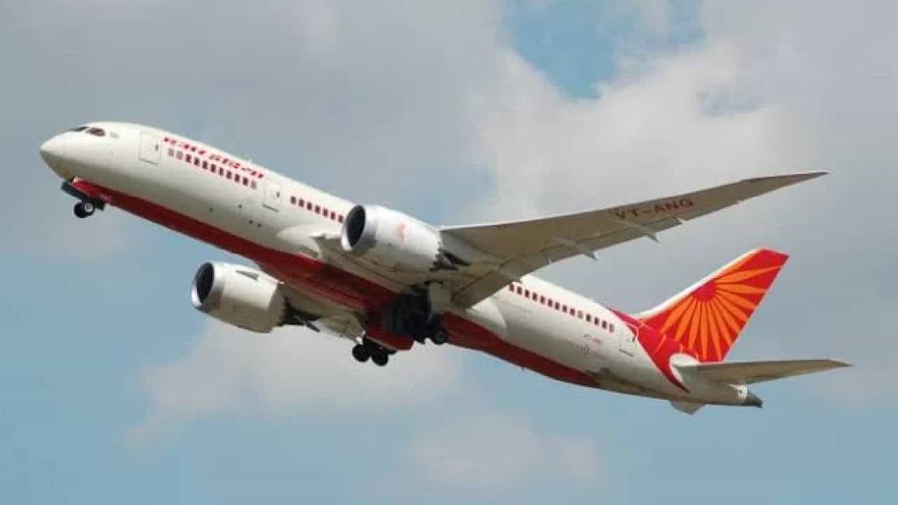 Air India : தரையிறங்கும் போது திடீரென 3,500 அடி உயரத்தில் பறந்த விமானம்.. நூலிழையில் உயிர் தப்பிய பயணிகள்! Air India : தரையிறங்கும் போது திடீரென 3,500 அடி உயரத்தில் பறந்த விமானம்.. நூலிழையில் உயிர் தப்பிய பயணிகள்!