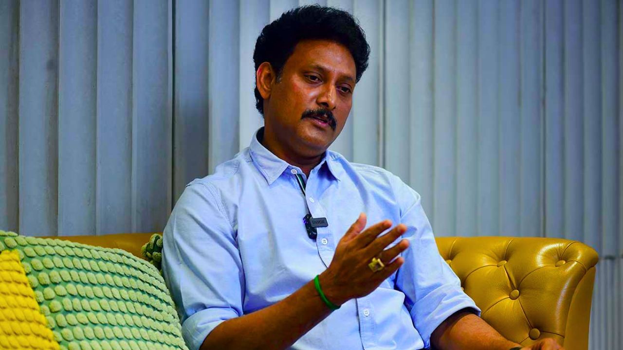பிளஸ் 2 தேர்வில் ஒரே மையத்தில் தேர்வு எழுதிய மாணவர்கள் 100/100 பெற்றது எப்படி?.. அமைச்சர் விளக்கம்! பிளஸ் 2 தேர்வில் ஒரே மையத்தில் தேர்வு எழுதிய மாணவர்கள் 100/100 பெற்றது எப்படி?.. அமைச்சர் விளக்கம்!