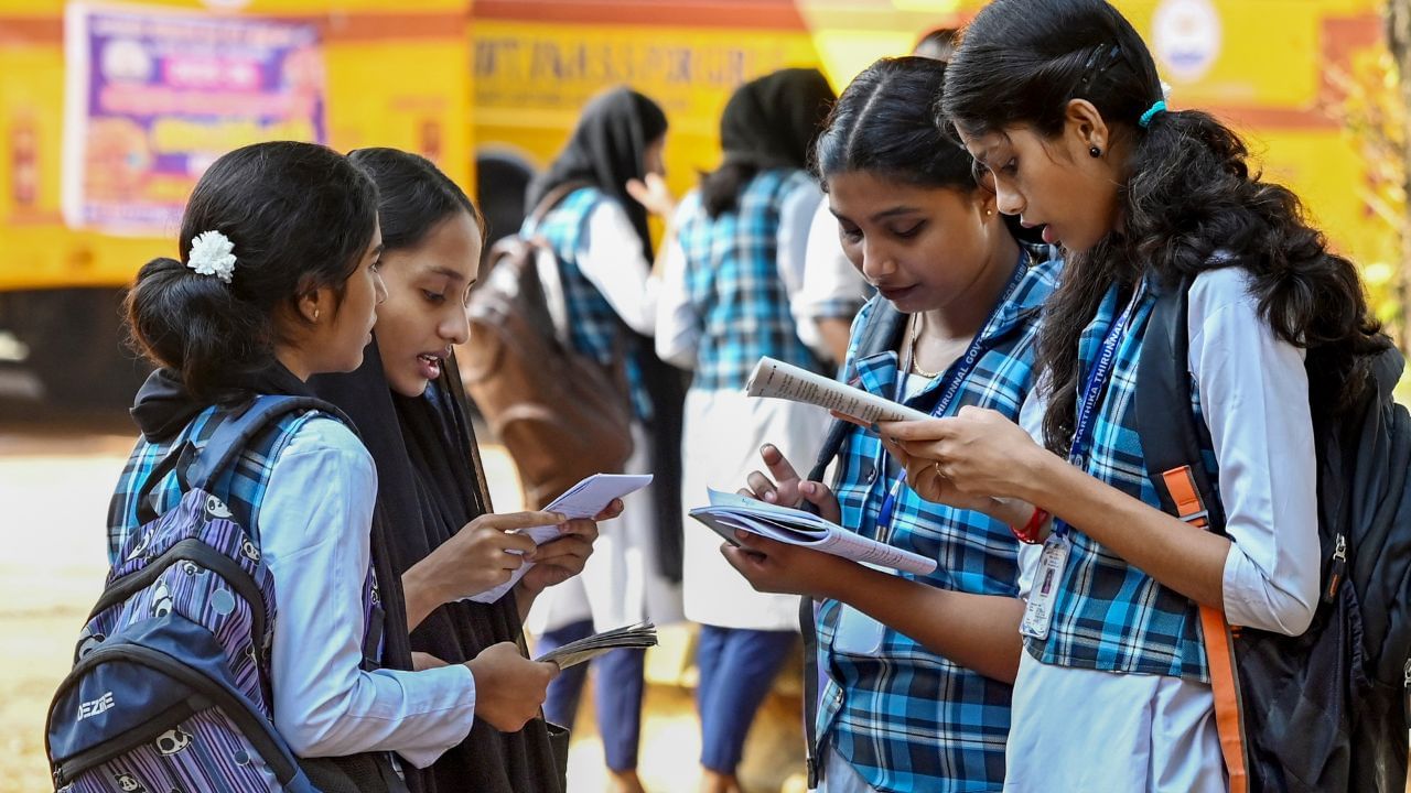 இனி மார்க் குறைந்தால் பெயில்.. அமலுக்கு வந்த புதிய நடைமுறை.. சிபிஎஸ்இ அதிரடி! இனி மார்க் குறைந்தால் பெயில்.. அமலுக்கு வந்த புதிய நடைமுறை.. சிபிஎஸ்இ அதிரடி!