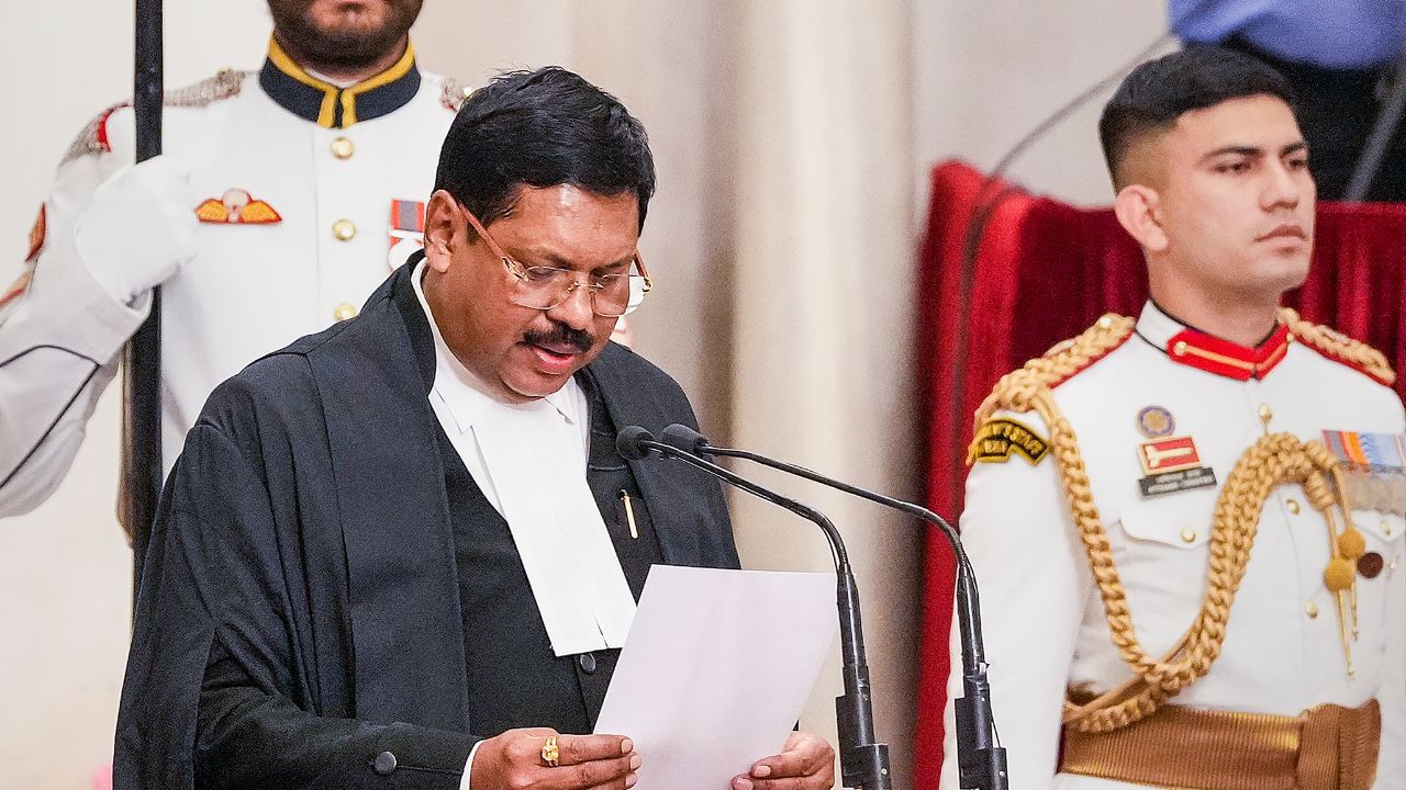 உச்ச நீதிமன்ற தலைமை நீதிபதியாக பதவியேற்றார் கவாய்.. யார் இவர்? உச்ச நீதிமன்ற தலைமை நீதிபதியாக பதவியேற்றார் கவாய்.. யார் இவர்?
