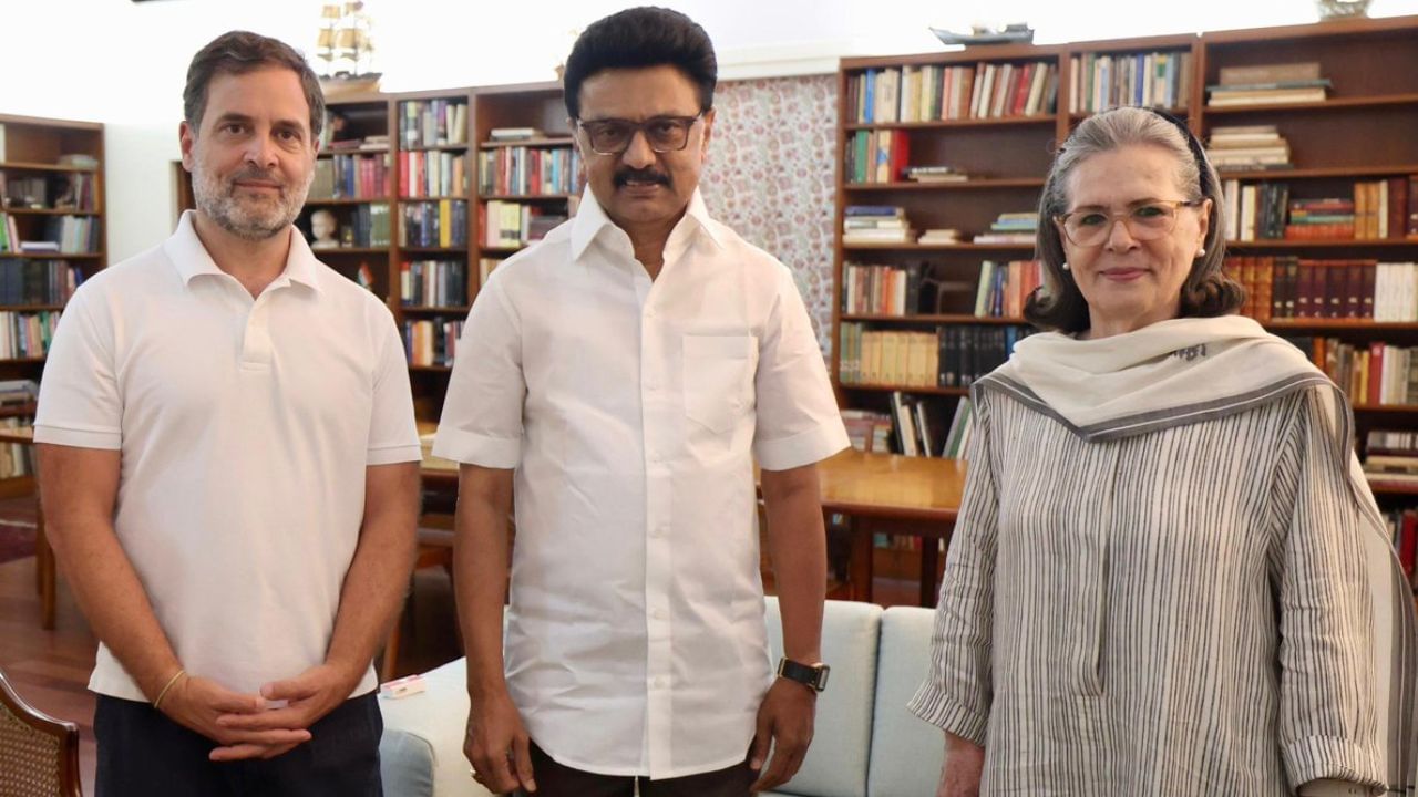 ‘குடும்ப சந்திப்பாக உணர்ந்தேன்’: சோனியா, ராகுல் காந்தியை சந்தித்த முதல்வர் ஸ்டாலின் ‘குடும்ப சந்திப்பாக உணர்ந்தேன்’: சோனியா, ராகுல் காந்தியை சந்தித்த முதல்வர் ஸ்டாலின்