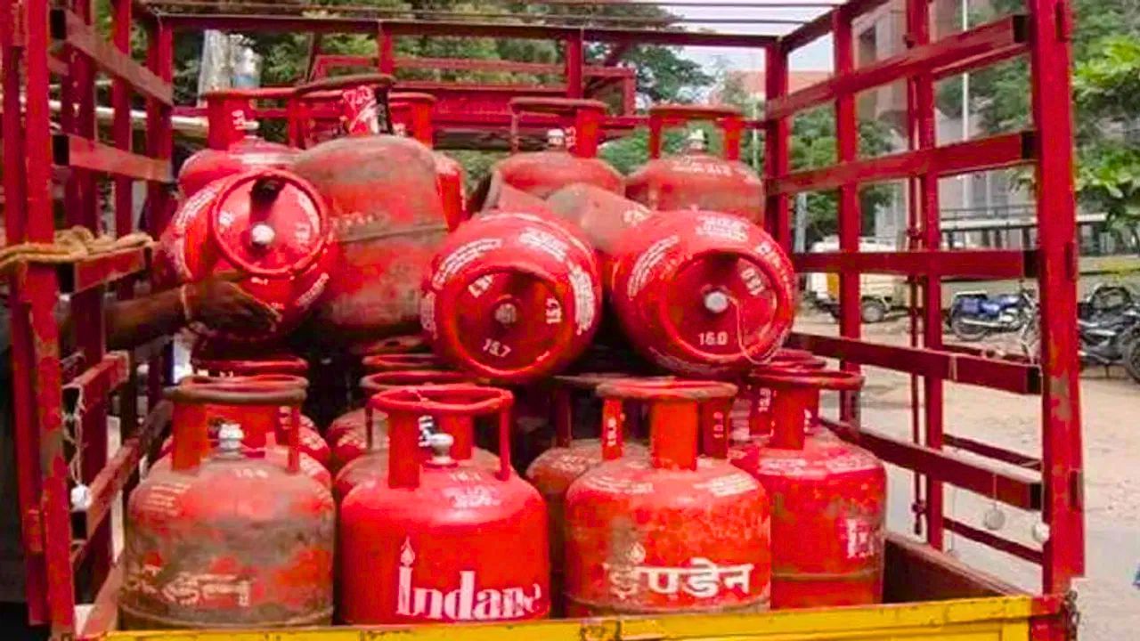அதிரடியாக குறைந்த கேஸ் சிலிண்டர் விலை – எவ்வளவு தெரியுமா? அதிரடியாக குறைந்த கேஸ் சிலிண்டர் விலை – எவ்வளவு தெரியுமா?