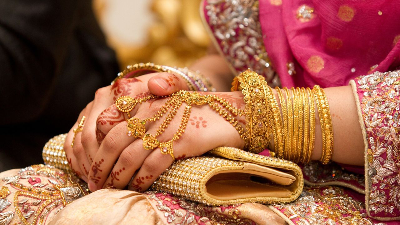 Gold Price : ரூ.70,000-க்கும் கீழ் குறைந்த தங்கம் விலை.. நகை பிரியர்கள் குஷி! Gold Price : ரூ.70,000-க்கும் கீழ் குறைந்த தங்கம் விலை.. நகை பிரியர்கள் குஷி!