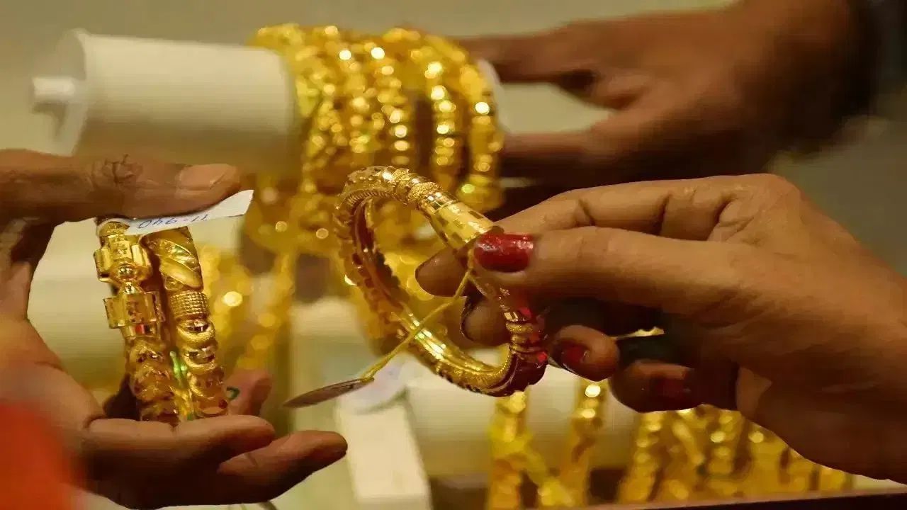 Gold Price : ஒரே நாளில் ரூ.920 குறைந்த தங்கம் விலை.. இன்றைய நிலவரம் என்ன? Gold Price : ஒரே நாளில் ரூ.920 குறைந்த தங்கம் விலை.. இன்றைய நிலவரம் என்ன?