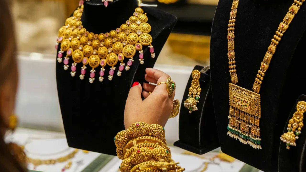 ஒரே நாளில் அதிரடியாக குறைந்த தங்கம் விலை.. எவ்வளவு தெரியுமா? ஒரே நாளில் அதிரடியாக குறைந்த தங்கம் விலை.. எவ்வளவு தெரியுமா?