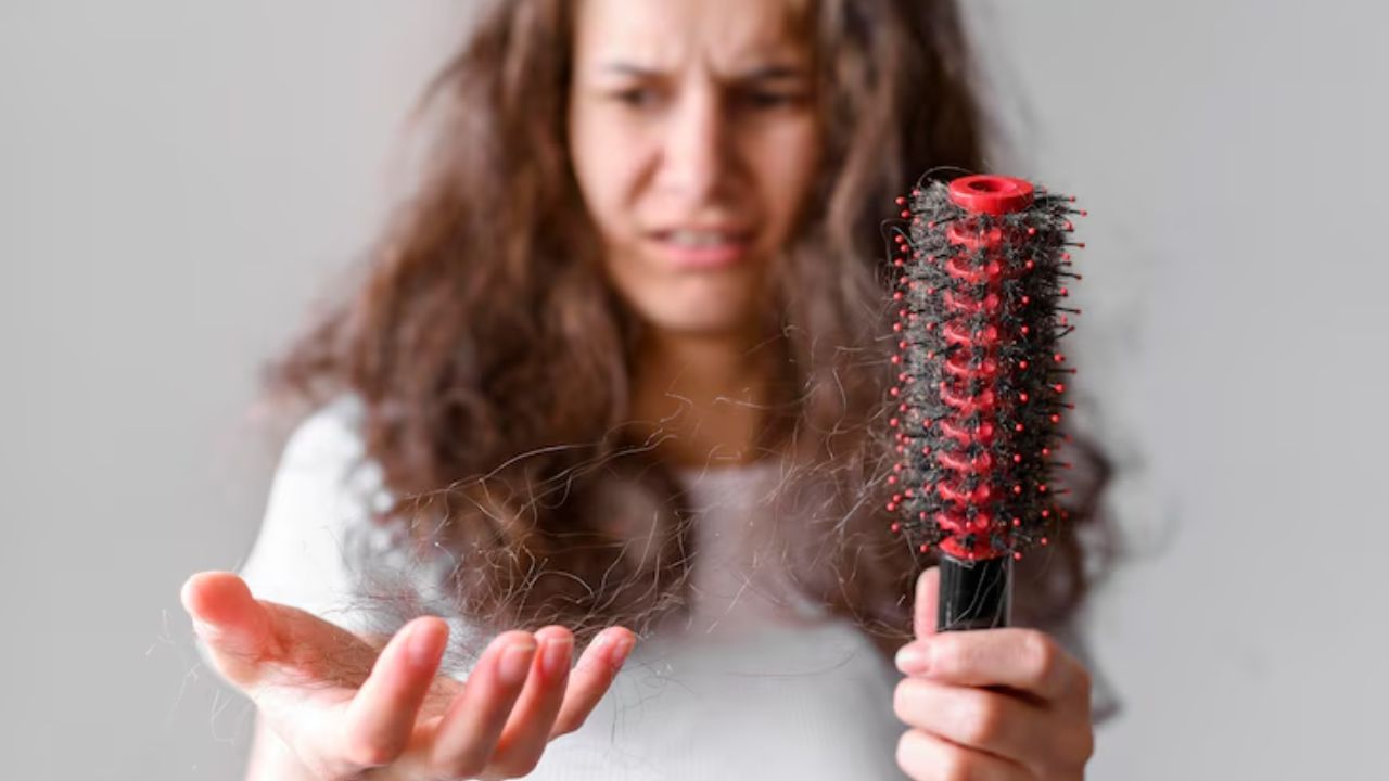 Hair Fall Solutions: கோடையில் அதிகமாக முடி உதிர்தல் பிரச்சனையா..? இதை செய்தால் தடுக்கலாம்..!