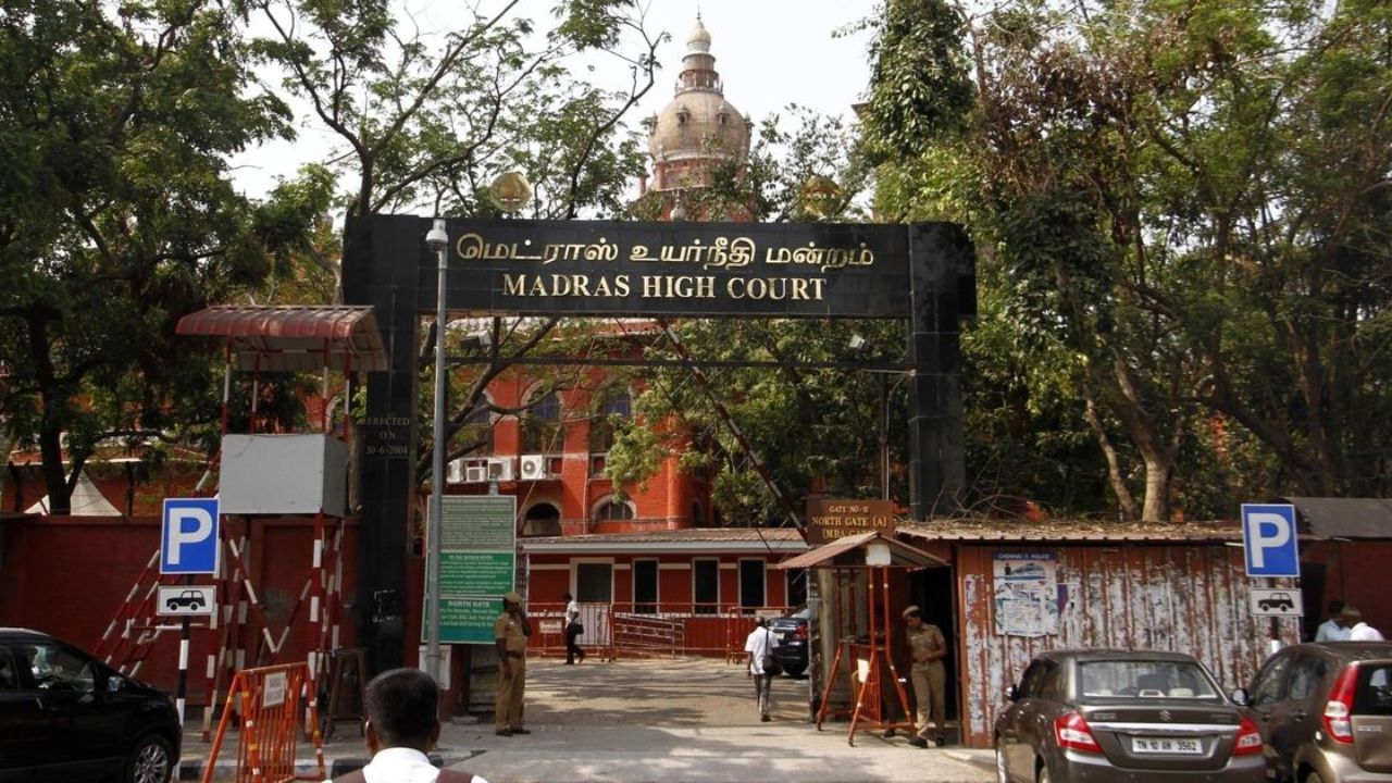 துணைவேந்தர் நியமன சட்டத்திற்கு இடைக்கால தடை.. சென்னை உயர் நீதிமன்றம் உத்தரவு! துணைவேந்தர் நியமன சட்டத்திற்கு இடைக்கால தடை.. சென்னை உயர் நீதிமன்றம் உத்தரவு!