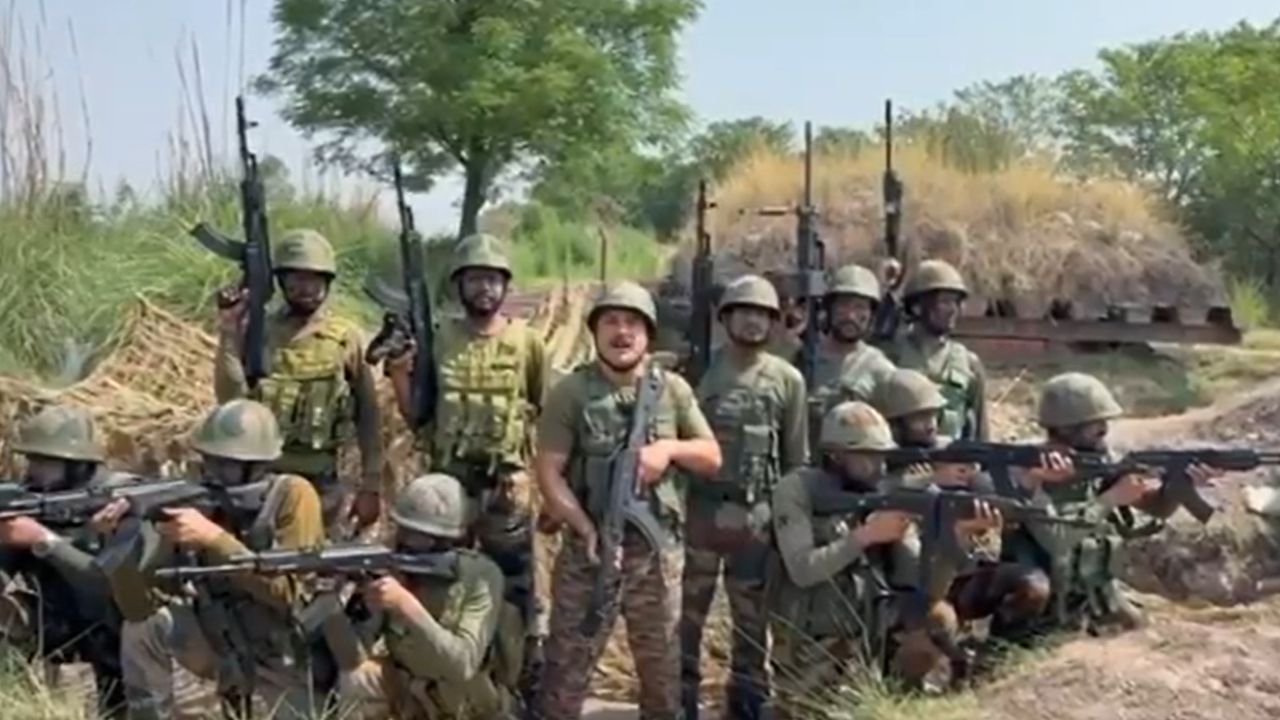 Operation Sindoor : ஆபரேஷன் சிந்தூர்.. புதிய வீடியோவை வெளியிட்ட இந்திய ராணுவம்! Operation Sindoor : ஆபரேஷன் சிந்தூர்.. புதிய வீடியோவை வெளியிட்ட இந்திய ராணுவம்!
