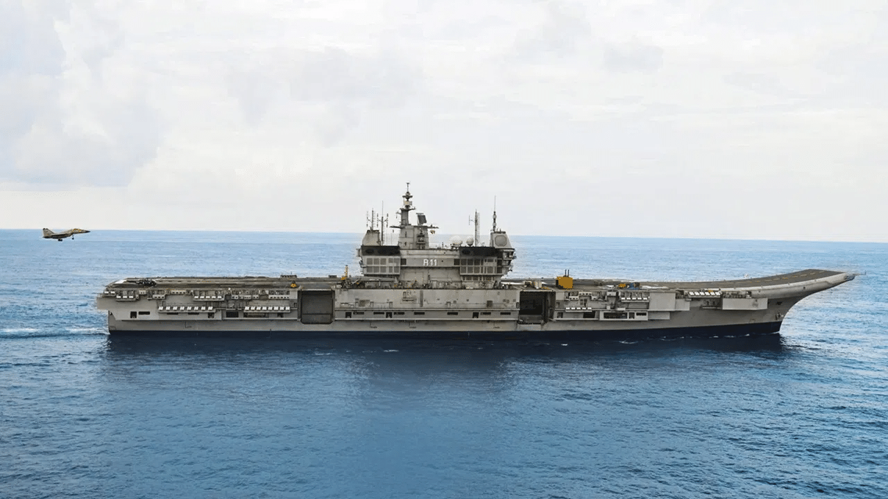 Karachi Under Naval Attack : பாகிஸ்தானுக்கு பலத்த அடி - கராச்சி துறைமுகம் மீது இந்திய கடற்படை தாக்குதல்!