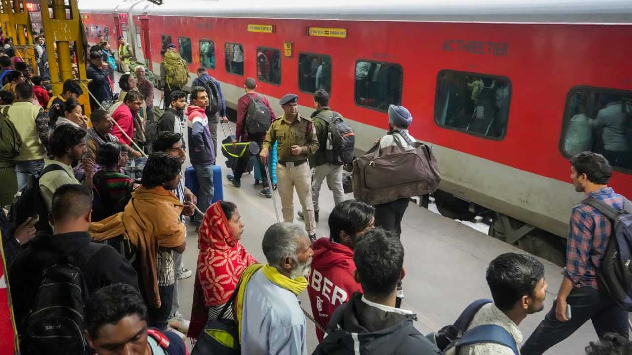 ஓடும் ரயிலில் இதை பண்ணாதீங்க.. ரூ.1000 அபராதம்..  ரயில்வே எடுத்த முடிவு!