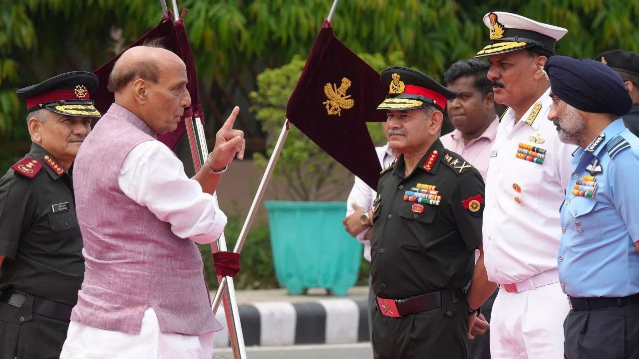 இந்தியா பாகிஸ்தான் மோதல்…. அடுத்து என்ன? டெல்லியில் ராஜ்நாத் சிங் முக்கிய மீட்டிங்! இந்தியா பாகிஸ்தான் மோதல்…. அடுத்து என்ன? டெல்லியில் ராஜ்நாத் சிங் முக்கிய மீட்டிங்!