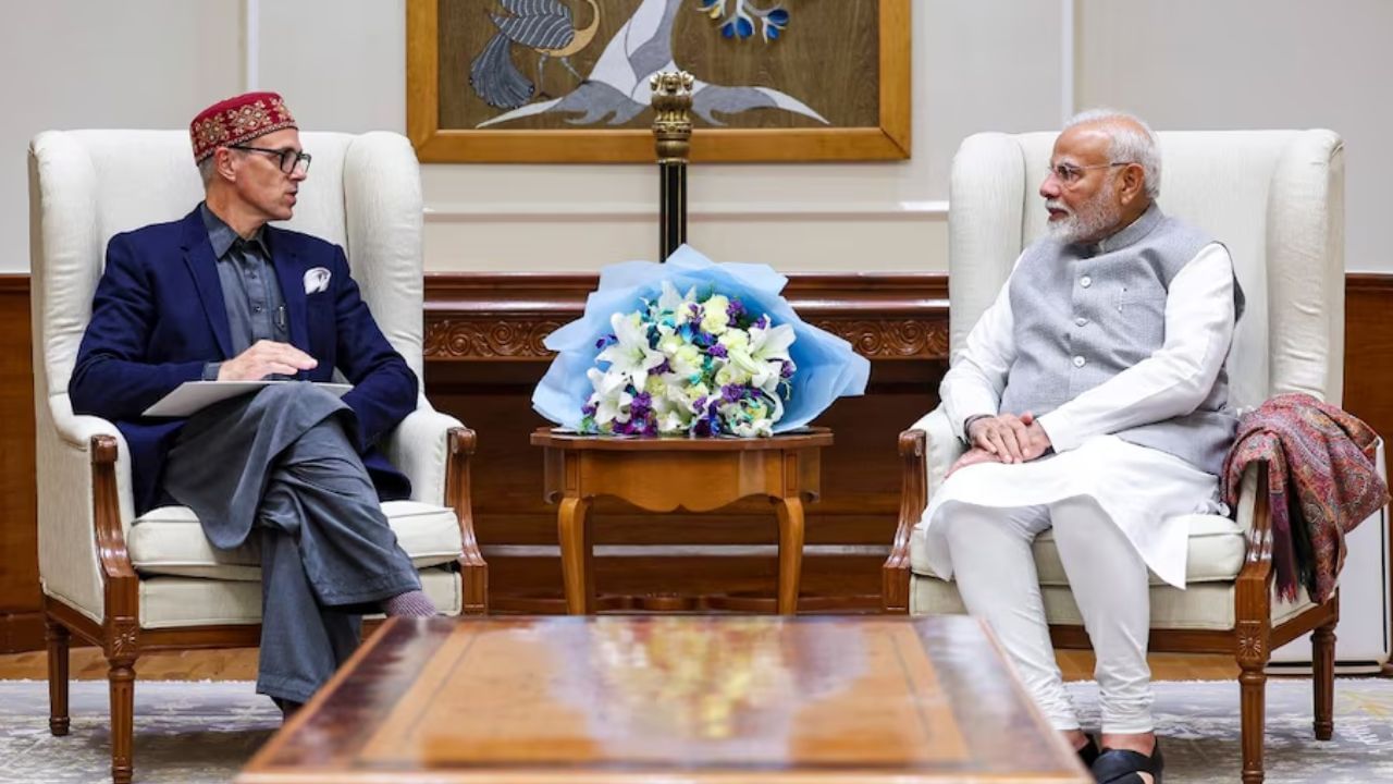 Pahalgam Attack: பஹல்காம் தாக்குதலுக்கு பிறகு முதல் முறை! ஜம்மு காஷ்மீர் முதல்வரை சந்தித்த பிரதமர் மோடி.. பதட்டத்தில் பாகிஸ்தான்! Pahalgam Attack: பஹல்காம் தாக்குதலுக்கு பிறகு முதல் முறை! ஜம்மு காஷ்மீர் முதல்வரை சந்தித்த பிரதமர் மோடி.. பதட்டத்தில் பாகிஸ்தான்!