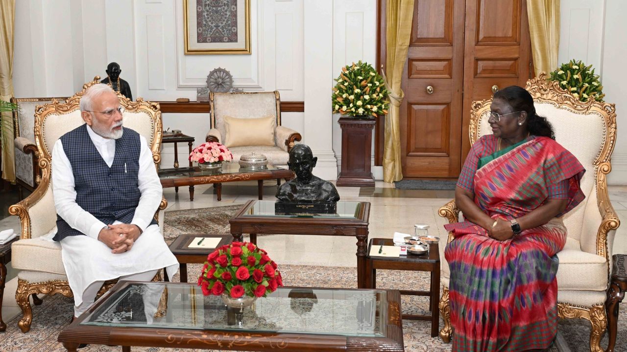 ஆபரேஷன் சிந்தூர்.. குடியரசுத் தலைவரிடம் விளக்கிய பிரதமர் மோடி! ஆபரேஷன் சிந்தூர்.. குடியரசுத் தலைவரிடம் விளக்கிய பிரதமர் மோடி!