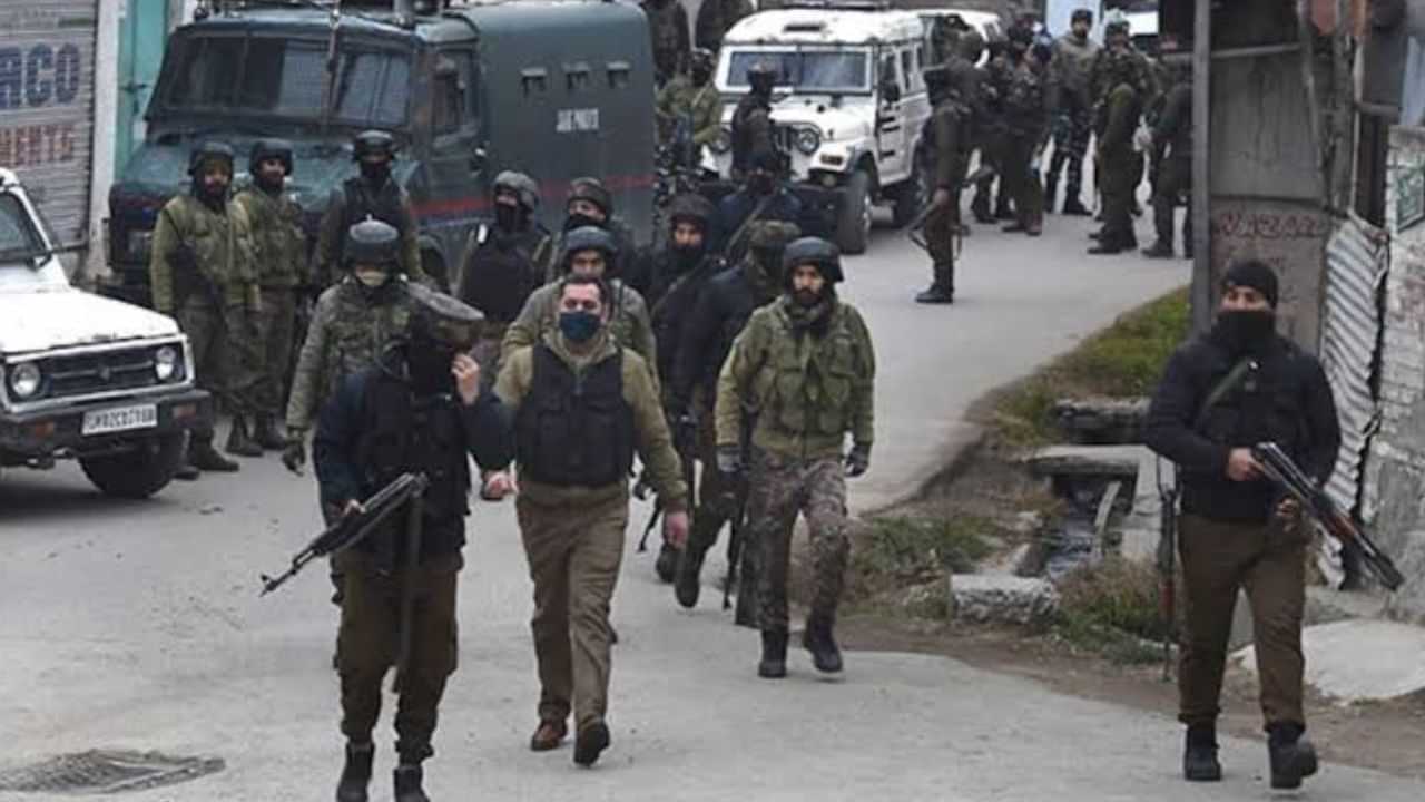 Jammu and Kashmir Encounter: ஜம்முவில் அடுத்தடுத்து பதட்டம்! பயங்கரவாதிகளுடன் துப்பாக்கிச் சண்டை.. இராணுவ வீரர் வீரமரணம்!