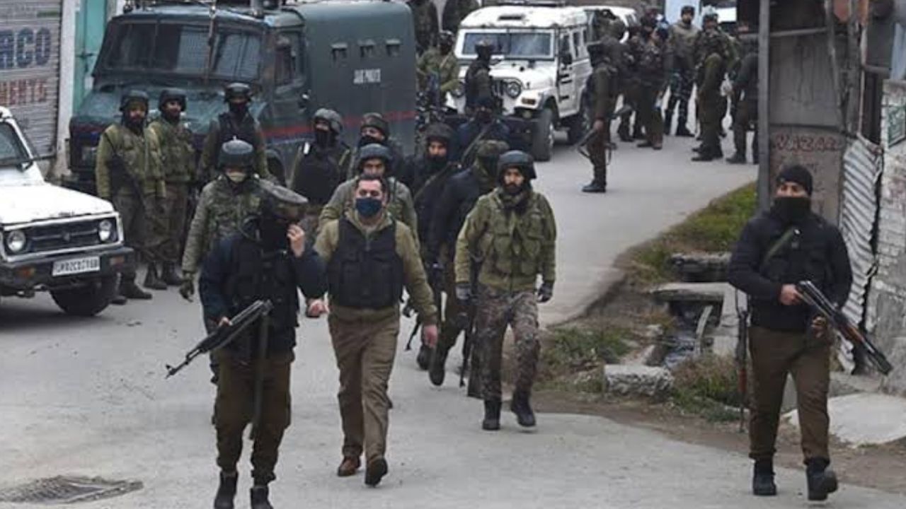 Jammu and Kashmir Encounter: ஜம்முவில் அடுத்தடுத்து பதட்டம்! பயங்கரவாதிகளுடன் துப்பாக்கிச் சண்டை.. இராணுவ வீரர் வீரமரணம்! Jammu and Kashmir Encounter: ஜம்முவில் அடுத்தடுத்து பதட்டம்! பயங்கரவாதிகளுடன் துப்பாக்கிச் சண்டை.. இராணுவ வீரர் வீரமரணம்!