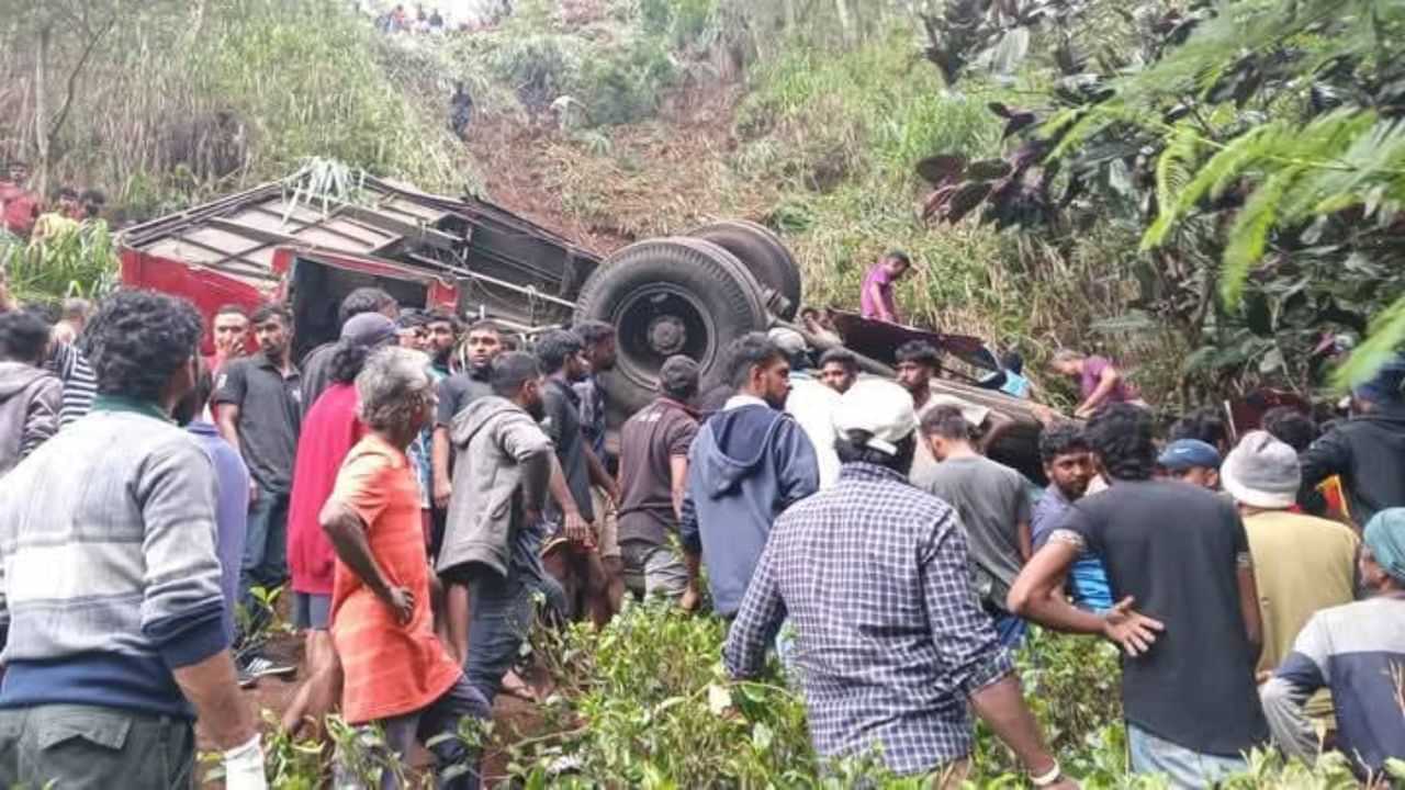பள்ளத்தாக்கில் பேருந்து கவிழ்ந்து விபத்து... 21 பேர் துடிதுடித்து பலி.. இலங்கையில் அதிர்ச்சி பள்ளத்தாக்கில் பேருந்து கவிழ்ந்து விபத்து... 21 பேர் துடிதுடித்து பலி.. இலங்கையில் அதிர்ச்சி