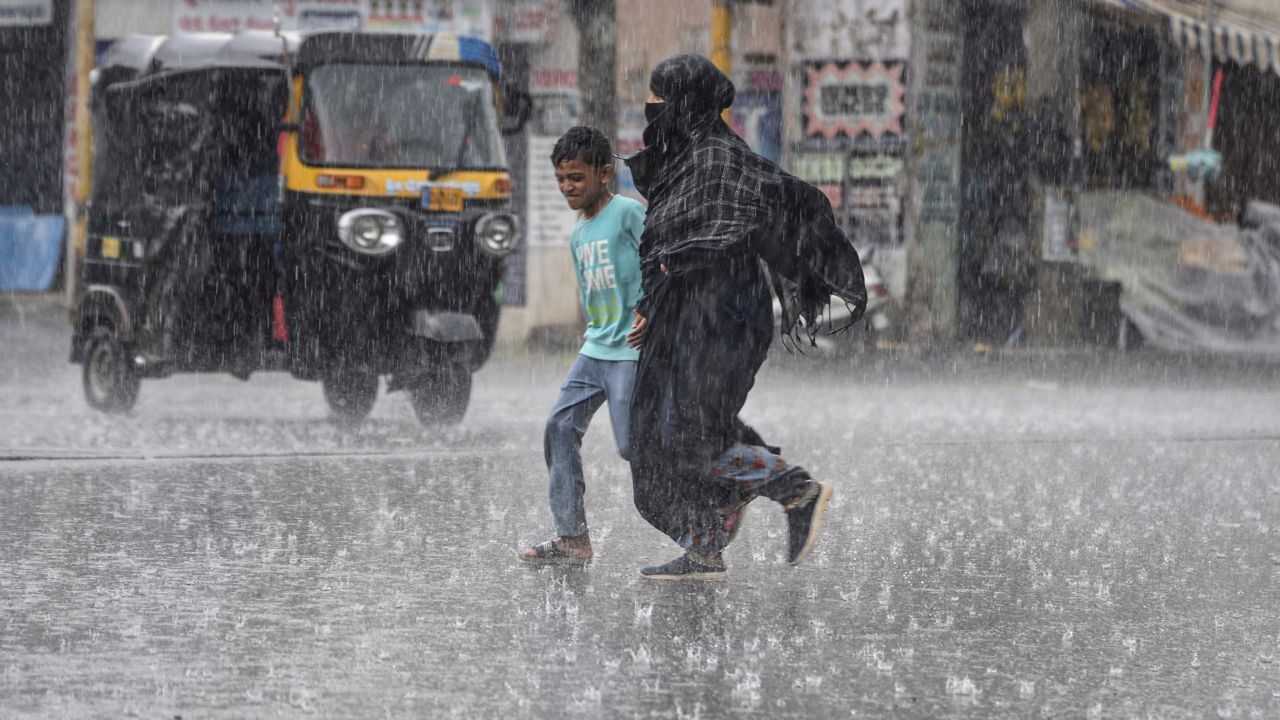 வெளுக்கும் கனமழை.. எந்தெந்த மாவட்டங்கள் தெரியுமா? வானிலை மையம் அலர்ட்! வெளுக்கும் கனமழை.. எந்தெந்த மாவட்டங்கள் தெரியுமா? வானிலை மையம் அலர்ட்!