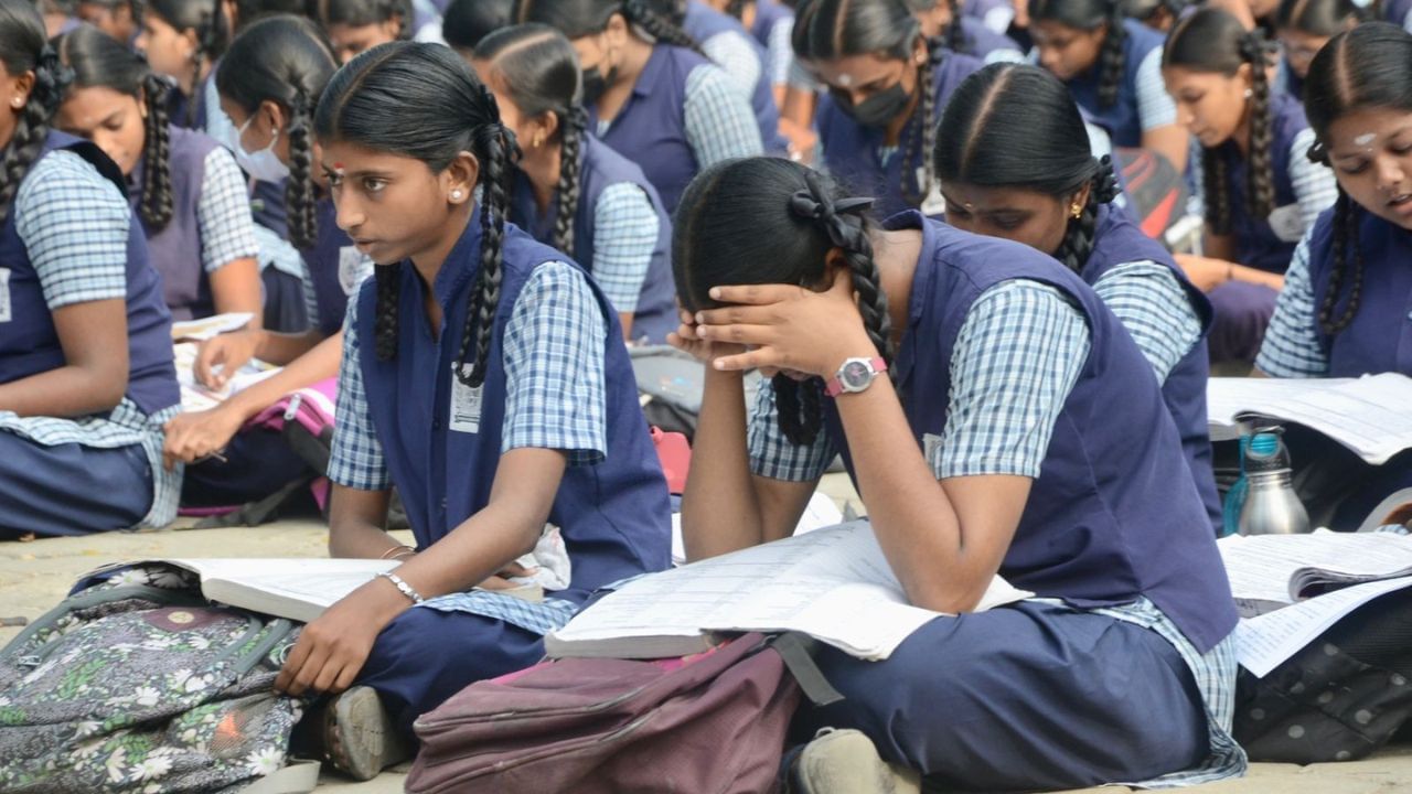 கோடையில் சிறப்பு வகுப்புகள்.. தனியார் பள்ளிகளுக்கு வார்னிங்.. பள்ளிக்கல்வித்துறை அதிரடி! கோடையில் சிறப்பு வகுப்புகள்.. தனியார் பள்ளிகளுக்கு வார்னிங்.. பள்ளிக்கல்வித்துறை அதிரடி!