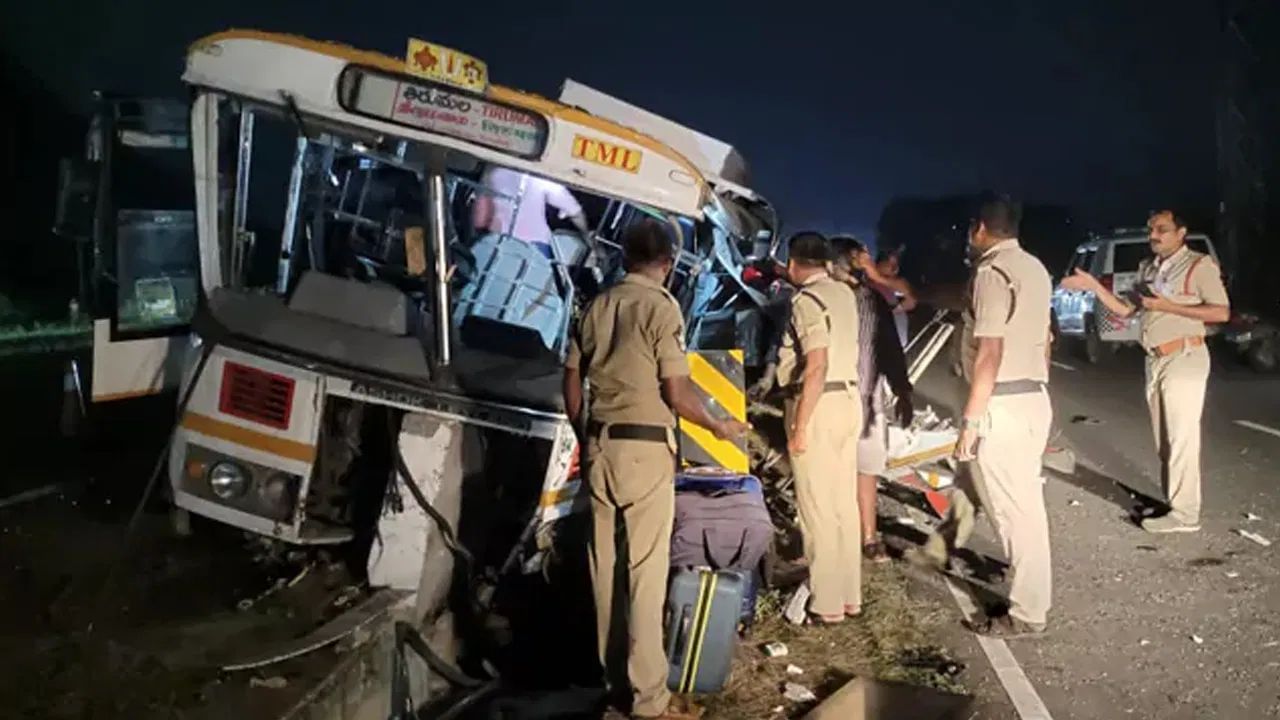 திருப்பதி சென்ற திருவண்ணாமலை பஸ் விபத்து.. 30க்கும் மேற்பட்டவர்கள் படுகாயம்.. விவரம்! திருப்பதி சென்ற திருவண்ணாமலை பஸ் விபத்து.. 30க்கும் மேற்பட்டவர்கள் படுகாயம்.. விவரம்!