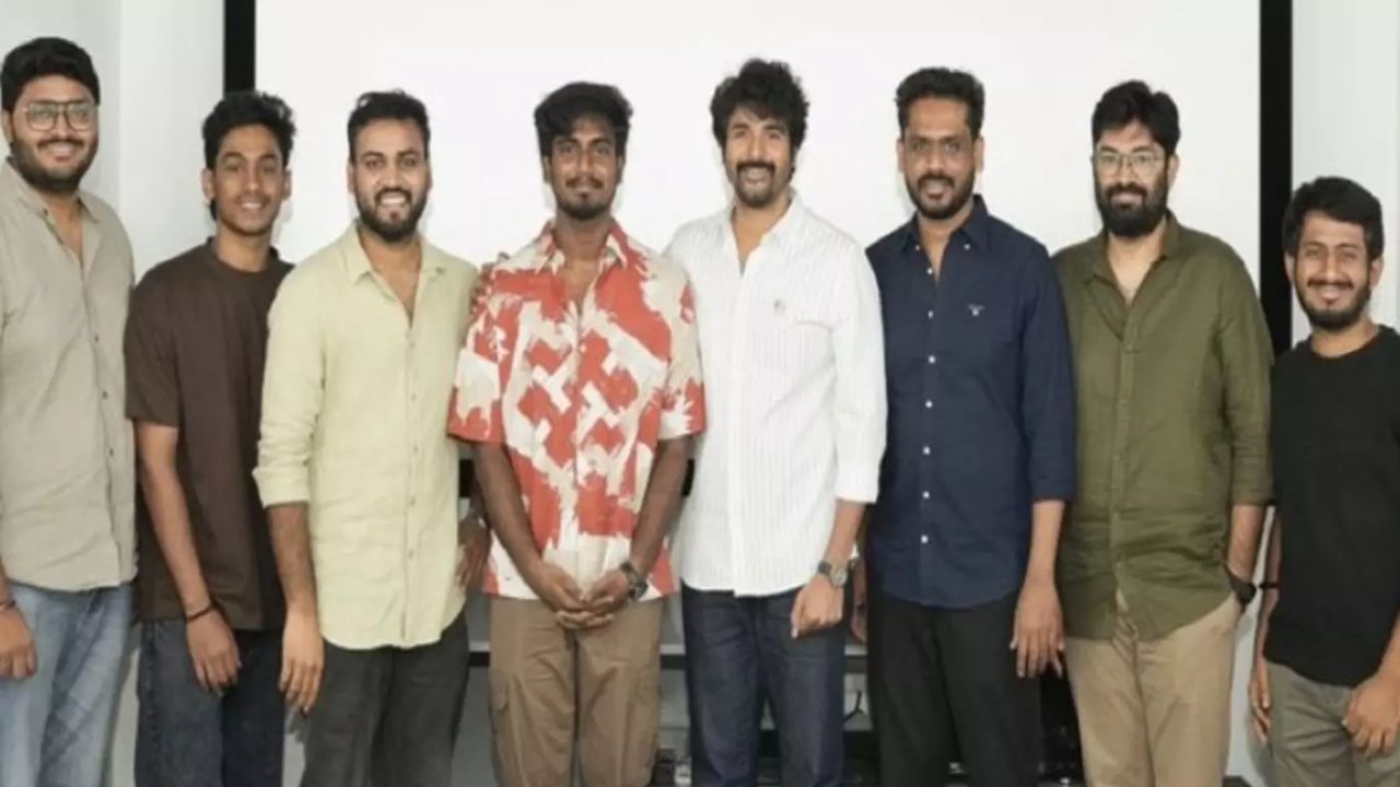 டூரிஸ்ட் ஃபேமிலி படக்குழுவை நேரில் சந்தித்து வாழ்த்திய சிவகார்த்திகேயன் டூரிஸ்ட் ஃபேமிலி படக்குழுவை நேரில் சந்தித்து வாழ்த்திய சிவகார்த்திகேயன்