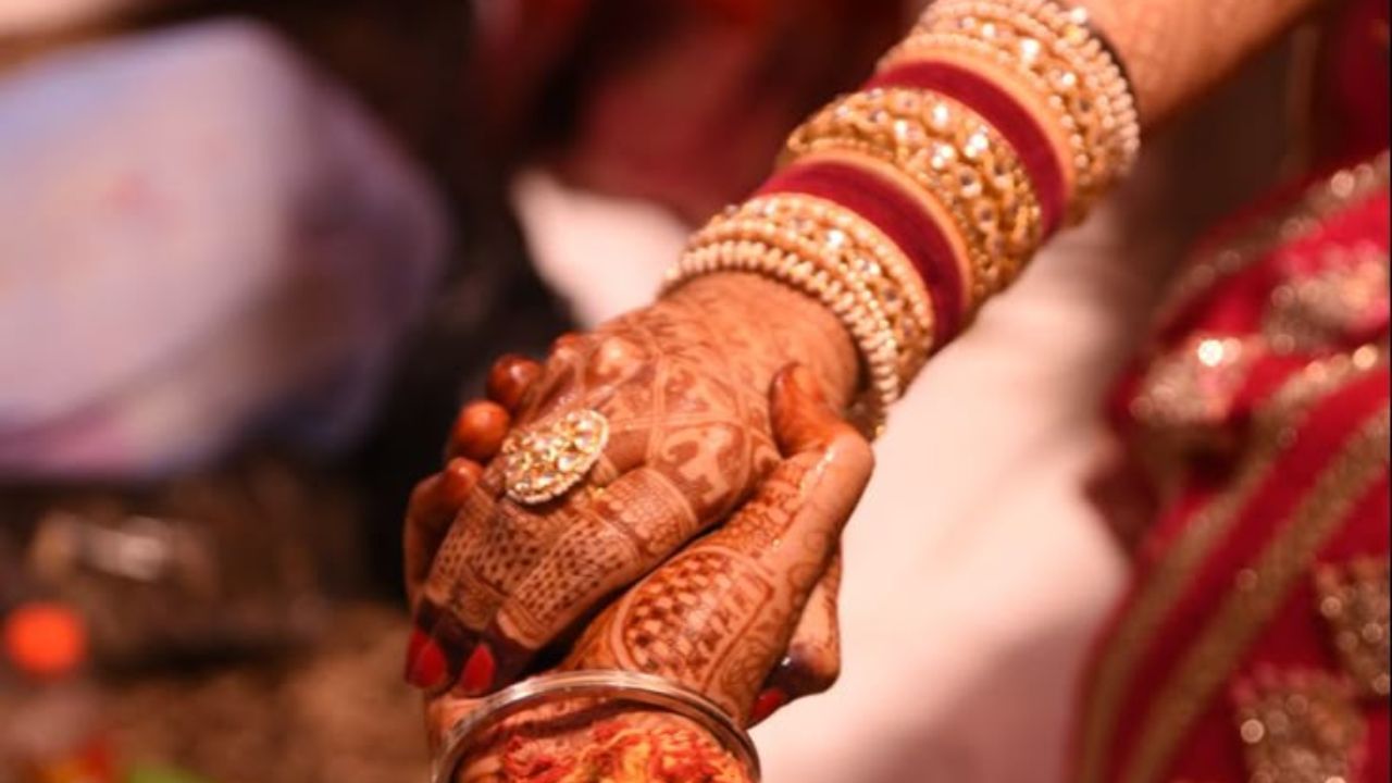 “நீ எனக்கு தான்” இளம்பெண் மீது ஆசிட் வீசிய இளைஞர்.. திருமணத்திற்கு முன் நடந்த சோகம்! “நீ எனக்கு தான்” இளம்பெண் மீது ஆசிட் வீசிய இளைஞர்.. திருமணத்திற்கு முன் நடந்த சோகம்!