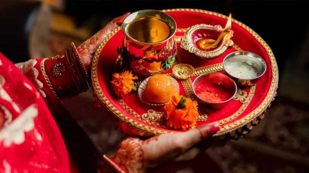 வீட்டில் எந்த திசையில் விளக்கேற்றினால் என்ன பலன்? வாஸ்து நம்பிக்கை இதுதான்!