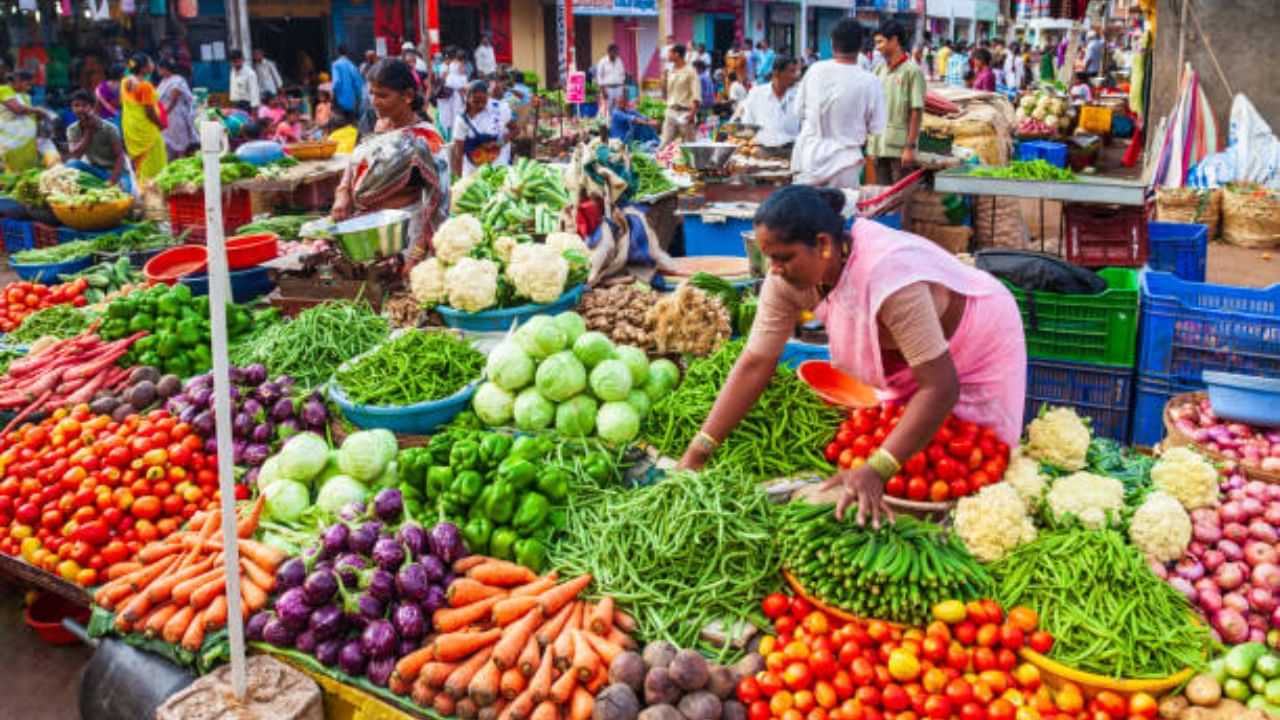 கோடை வெயிலின் தாக்கம்: தமிழ்நாட்டில் காய்கறி விலை அதிகரிப்பு..! கோடை வெயிலின் தாக்கம்: தமிழ்நாட்டில் காய்கறி விலை அதிகரிப்பு..!
