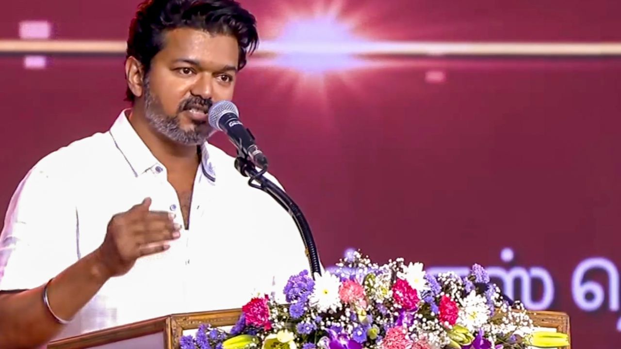 மாணவர்களை சந்திக்கும் த.வெ.க தலைவர் விஜய்.. சொன்ன மெசேஜ் என்ன? மாணவர்களை சந்திக்கும் த.வெ.க தலைவர் விஜய்.. சொன்ன மெசேஜ் என்ன?