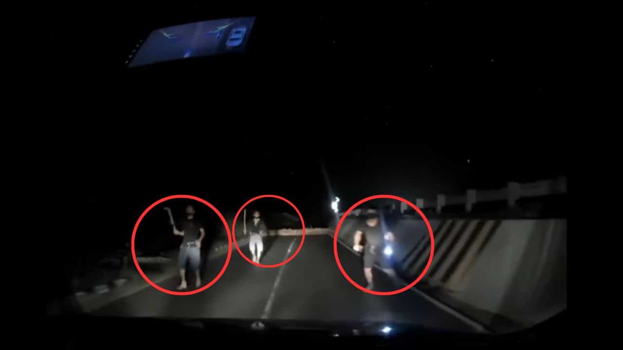 Viral Video : நெடுஞ்சாலையில் சென்ற கார்.. திடீரென பயங்கர ஆயுதங்களுடன் வந்த கும்பல்.. அதிர்ச்சி வீடியோ! Viral Video : நெடுஞ்சாலையில் சென்ற கார்.. திடீரென பயங்கர ஆயுதங்களுடன் வந்த கும்பல்.. அதிர்ச்சி வீடியோ!