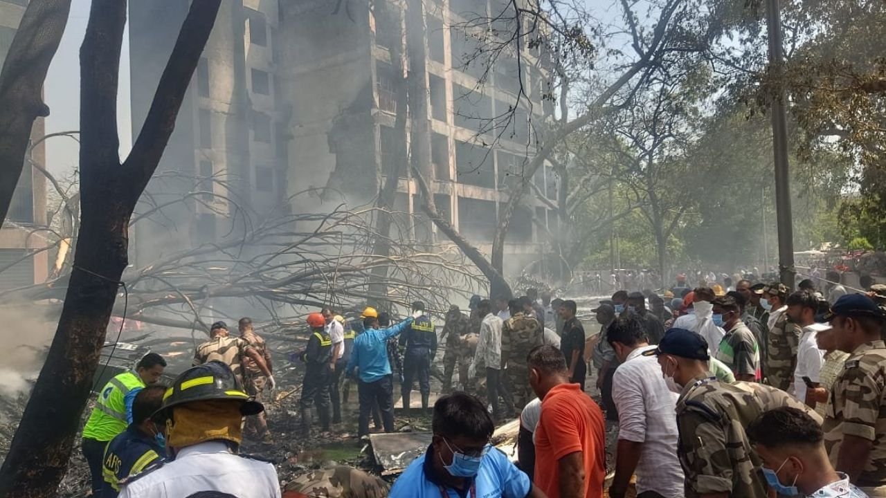 242 பயணிகளுடன் தரையில் விழுந்து நொருங்கிய விமானம்.. தலைவர்கள் இரங்கல்.. 242 பயணிகளுடன் தரையில் விழுந்து நொருங்கிய விமானம்.. தலைவர்கள் இரங்கல்..