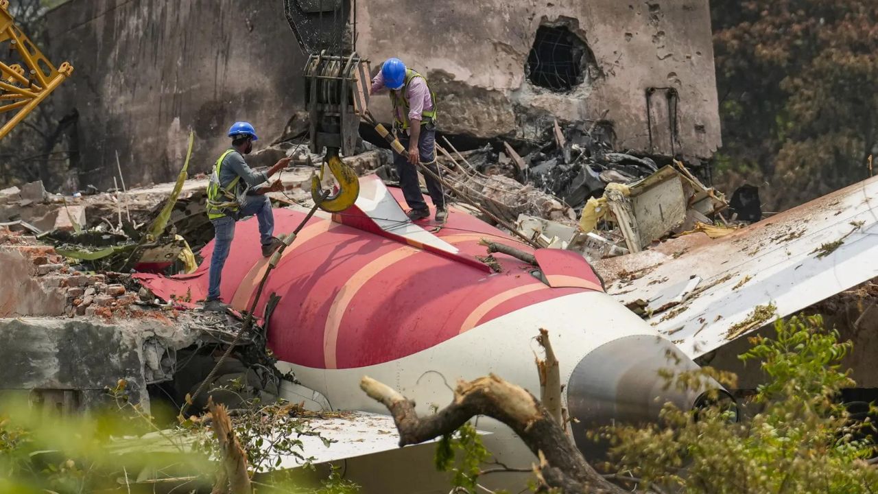 Air India Crash : ஏர் இந்தியா விமான விபத்து.. இதுவரை 64 பேரின் உடல்கள் ஒப்படைப்பு! Air India Crash : ஏர் இந்தியா விமான விபத்து.. இதுவரை 64 பேரின் உடல்கள் ஒப்படைப்பு!