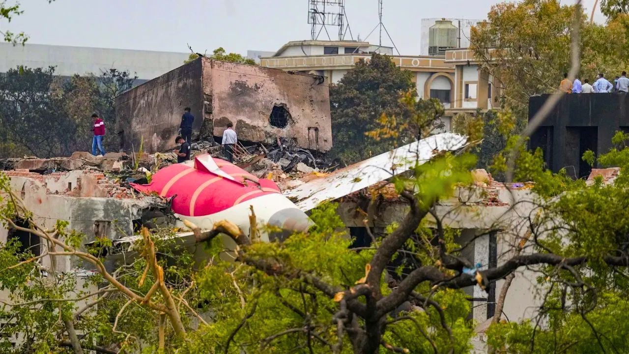 Air India Crash : ஏர் இந்தியா விமான விபத்துக்கு விமானியின் இருக்கை கோளாறு தான் காரணமா?.. மத்திய அரசு விளக்கம்! Air India Crash : ஏர் இந்தியா விமான விபத்துக்கு விமானியின் இருக்கை கோளாறு தான் காரணமா?.. மத்திய அரசு விளக்கம்!