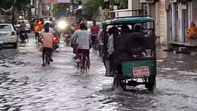 அலிகாரில் விடாது கொட்டிய மழை.. முடங்கிய முக்கிய சாலைகள்..! அலிகாரில் விடாது கொட்டிய மழை.. முடங்கிய முக்கிய சாலைகள்..!