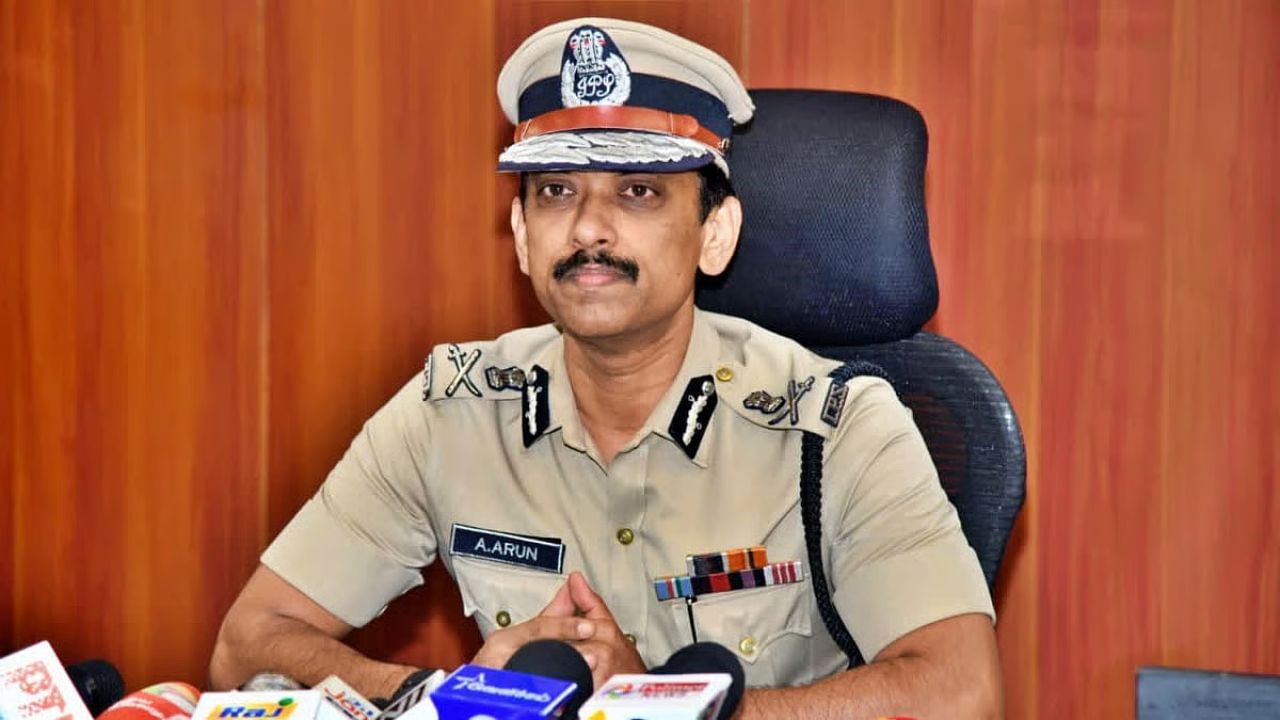 பள்ளி நேரங்களில் கனரக வாகனங்கள் செல்ல தடை.. மீறினால் கடும் நடவடிக்கை.. எச்சரிக்கை விடுத்த சென்னை ஆணையர் அருண்.. பள்ளி நேரங்களில் கனரக வாகனங்கள் செல்ல தடை.. மீறினால் கடும் நடவடிக்கை.. எச்சரிக்கை விடுத்த சென்னை ஆணையர் அருண்..