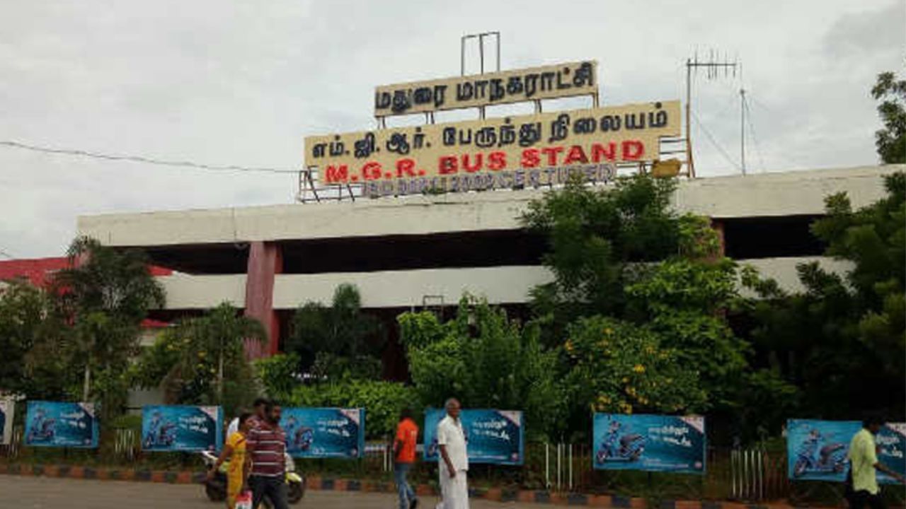 மதுரை பஸ் நிலையத்தில் டிரைவரை செருப்பால் தாக்கிய உதவி மேலாளர்… மதுரை பஸ் நிலையத்தில் டிரைவரை செருப்பால் தாக்கிய உதவி மேலாளர்…