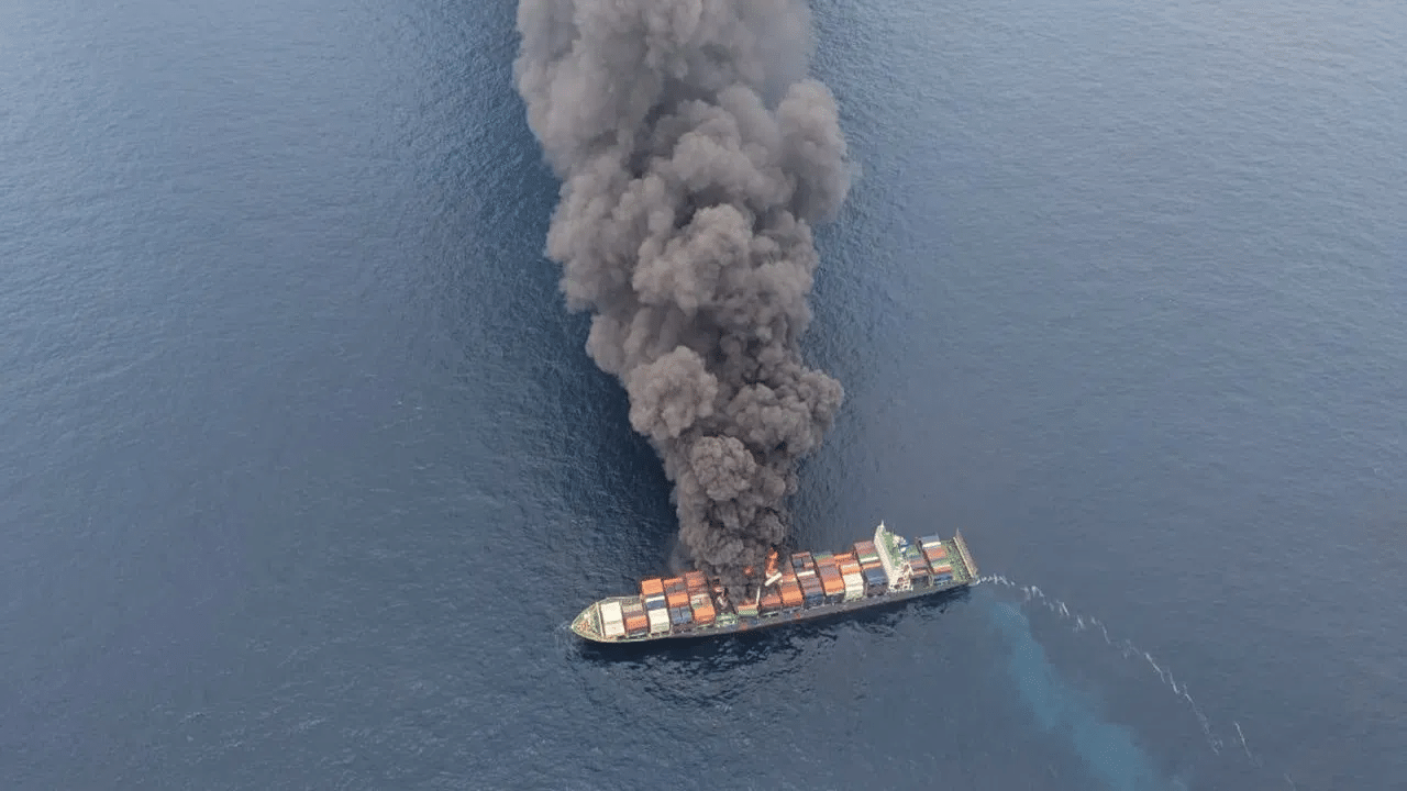 Kerala Ship Accident: கோழிக்காடு அருகே சரக்கு கப்பலில் தீ விபத்து – கடலில் குதித்த பணியாளர்கள் Kerala Ship Accident: கோழிக்காடு அருகே சரக்கு கப்பலில் தீ விபத்து – கடலில் குதித்த பணியாளர்கள்