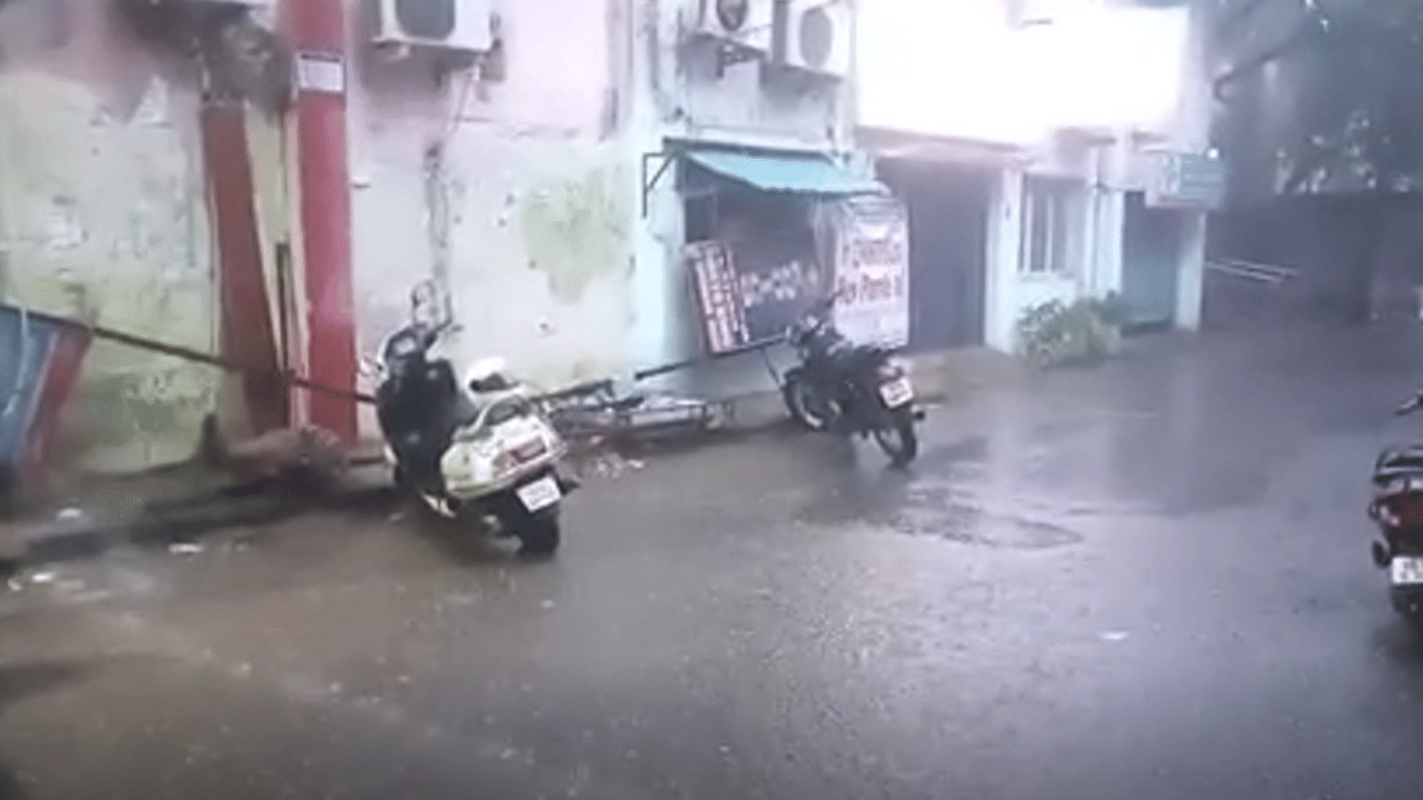 திருவொற்றியூரில் கனமழை - சாலையில் தேங்கும் மழைநீரால் மக்கல் அவதி