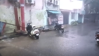 திருவொற்றியூரில் கனமழை - சாலையில் தேங்கும் மழைநீரால் மக்கல் அவதி திருவொற்றியூரில் கனமழை - சாலையில் தேங்கும் மழைநீரால் மக்கல் அவதி