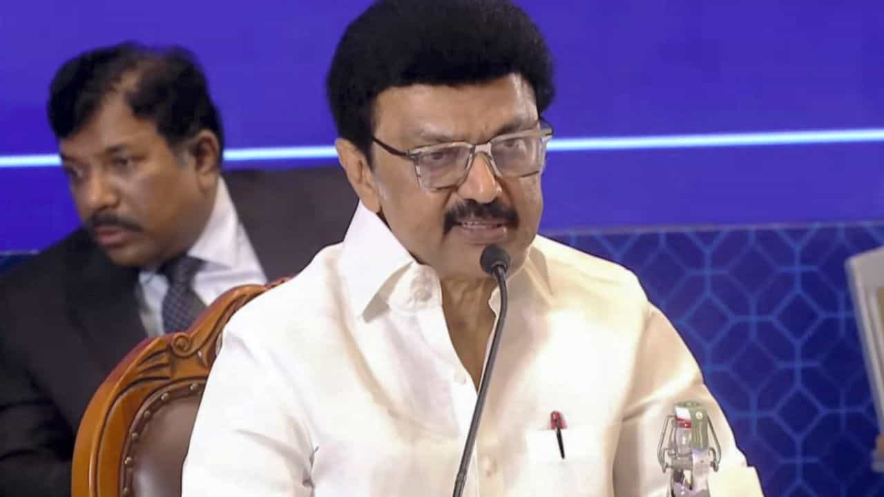 உச்ச நீதிமன்றத்தில் வழக்காடு மொழியாக தமிழ் குரல் கொடுத்த முதல்வர் ஸ்டாலின்! உச்ச நீதிமன்றத்தில் வழக்காடு மொழியாக தமிழ் குரல் கொடுத்த முதல்வர் ஸ்டாலின்!