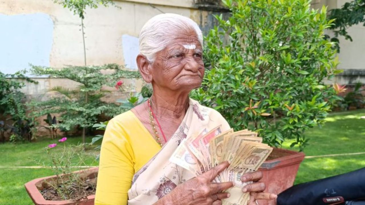 பழைய ரூபாய் நோட்டுகளுடன் தவிக்கும் மூதாட்டி.. கலெக்டரிடம் 4வது முறை மனு.. கோவையில் நடந்த சம்பவம்! பழைய ரூபாய் நோட்டுகளுடன் தவிக்கும் மூதாட்டி.. கலெக்டரிடம் 4வது முறை மனு.. கோவையில் நடந்த சம்பவம்!