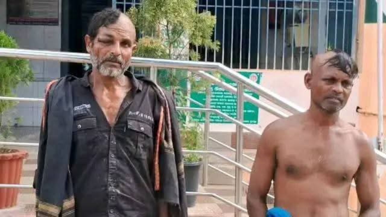 பாதி மொட்டை அடிக்கப்பட்டு, கால்நடைகளை போல் நடத்தப்பட்ட தலித் ஆண்கள்.. மாடு கடத்தல் குற்றச்சாட்டில் ஊர்மக்கள் அத்துமீறல்! பாதி மொட்டை அடிக்கப்பட்டு, கால்நடைகளை போல் நடத்தப்பட்ட தலித் ஆண்கள்.. மாடு கடத்தல் குற்றச்சாட்டில் ஊர்மக்கள் அத்துமீறல்!