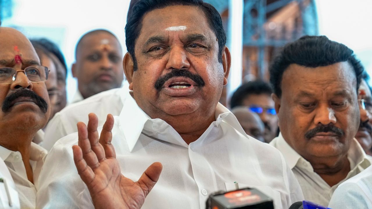 எடப்பாடி பழனிசாமியுடன் புகைப்படம் எடுக்க புதிய கட்டுப்பாடுகள்.. மாவட்ட செயலாளர்களுக்கு பறந்த ஆர்டர்.. எடப்பாடி பழனிசாமியுடன் புகைப்படம் எடுக்க புதிய கட்டுப்பாடுகள்.. மாவட்ட செயலாளர்களுக்கு பறந்த ஆர்டர்..