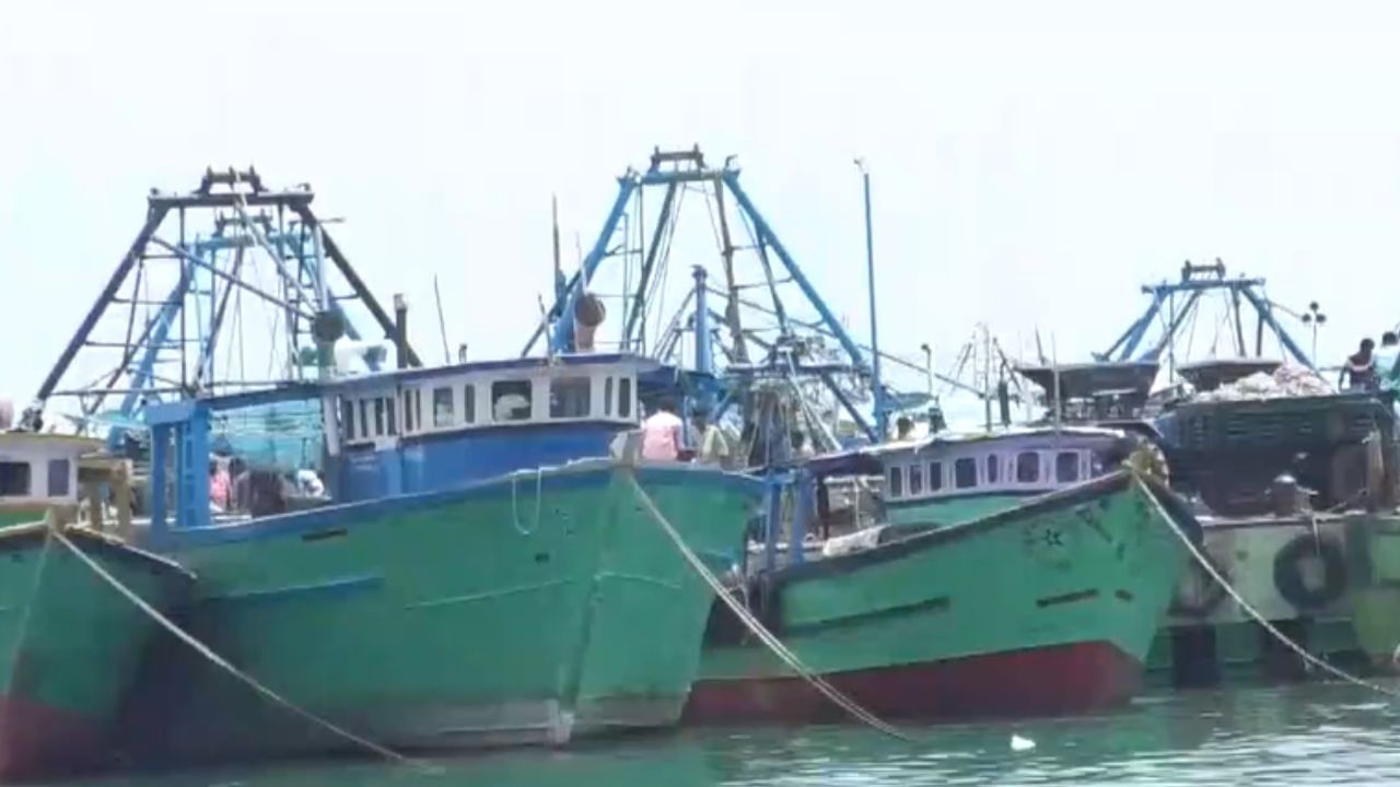 8 தமிழக மீனவர்களை கைது செய்த இலங்கை - மீனவர்கள் கண்டனம்
