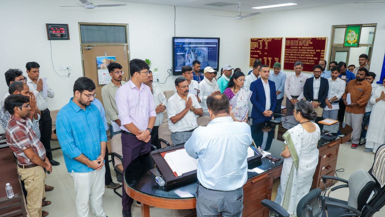 விமான விபத்து.. பாதிக்கப்பட்டவர்களுக்கு ஒரே வாரத்தில் நிதியுதவி செய்த டாக்டர் ஷம்ஷீர் வயலில்! விமான விபத்து.. பாதிக்கப்பட்டவர்களுக்கு ஒரே வாரத்தில் நிதியுதவி செய்த டாக்டர் ஷம்ஷீர் வயலில்!