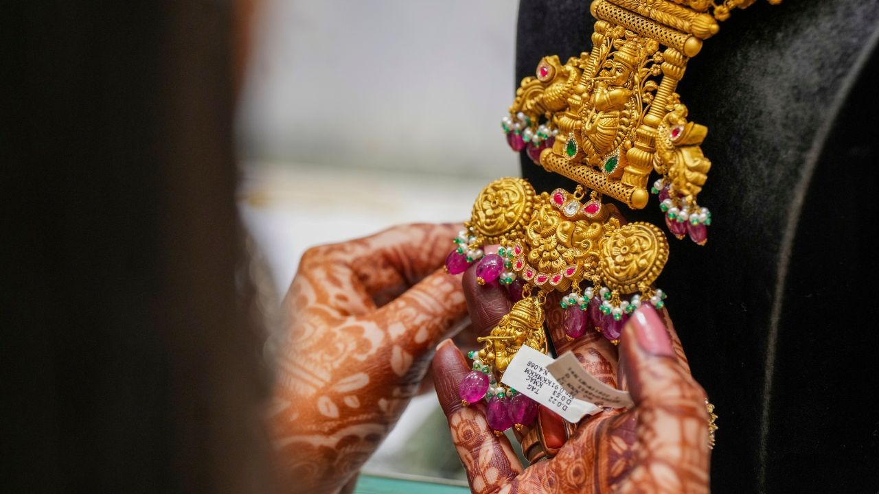 Gold Price : ஒரே நாளில் அதிரடியாக குறைந்த தங்கம் விலை.. பொதுமக்கள் மகிழ்ச்சி! Gold Price : ஒரே நாளில் அதிரடியாக குறைந்த தங்கம் விலை.. பொதுமக்கள் மகிழ்ச்சி!