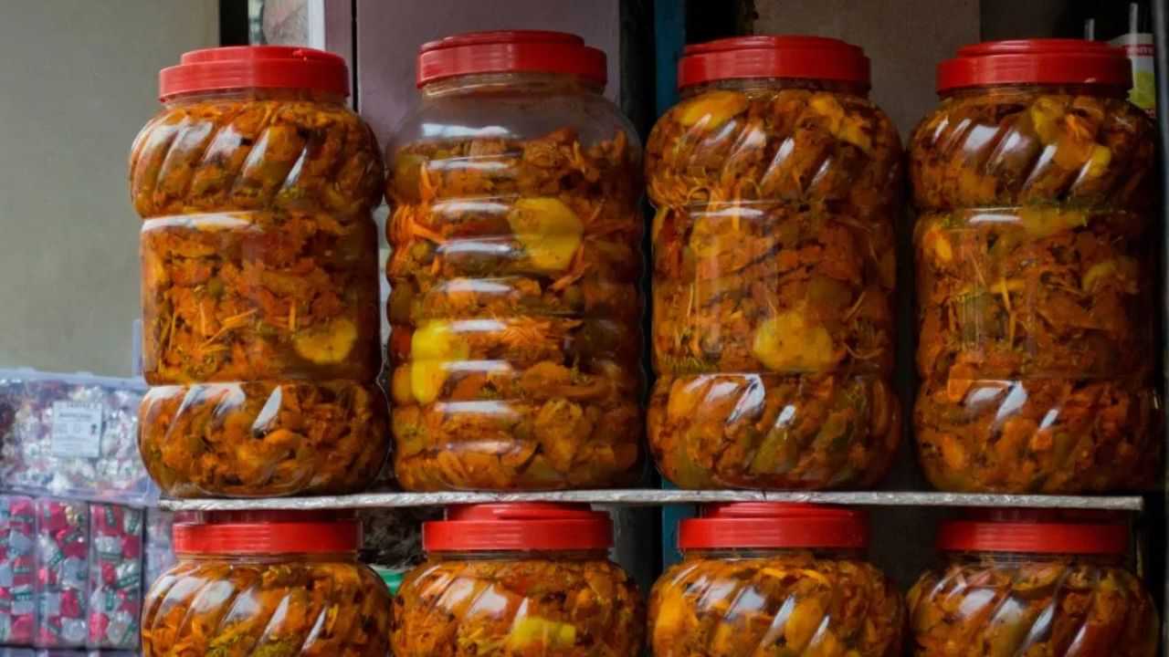 வீட்டில் செய்யும் மாங்காய் ஊறுகாய் கெடாமல் இருக்கணுமா? இதை ஃபாலோ பண்ணுங்க!